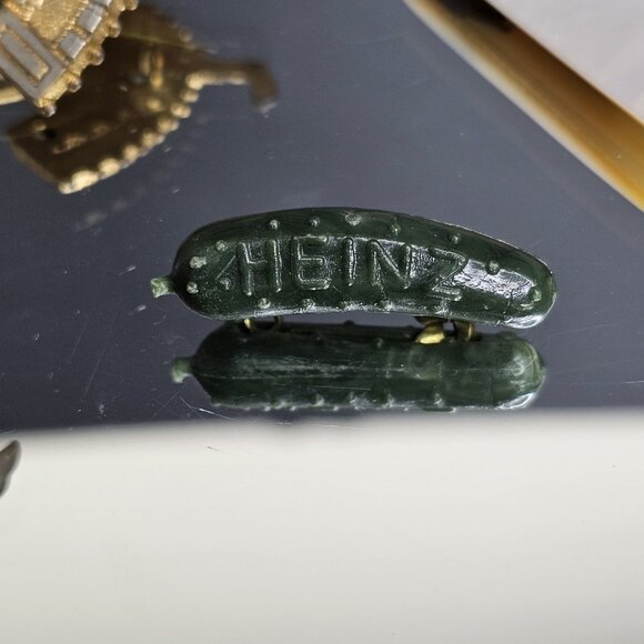 Vintage Collectible Pins Lot Of 6pcs Gambling Parrot Horseshoe Duck Heinz - Picture 6 of 10